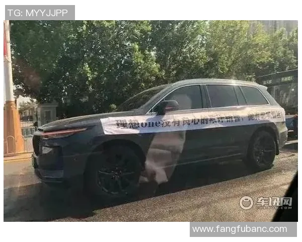 足球球星走进校园陪伴儿童共享绿茵梦想时光